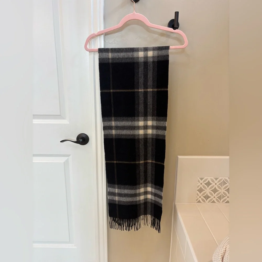 Burberry Scarf - Picture 6 of 8